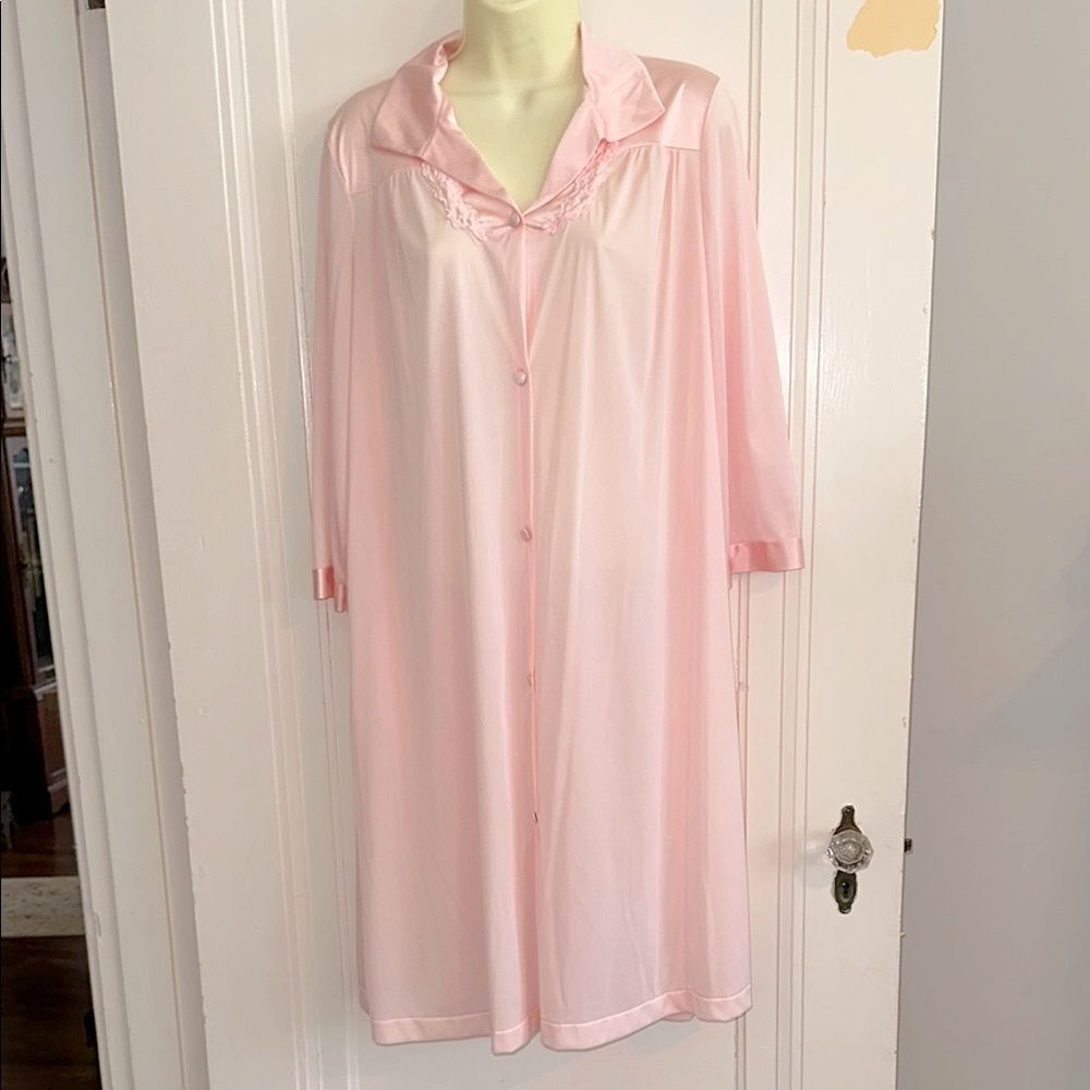 Vanity Fair Pink Nylon Short‎ Robe  with 3/4 sleeves with Floral embellishments